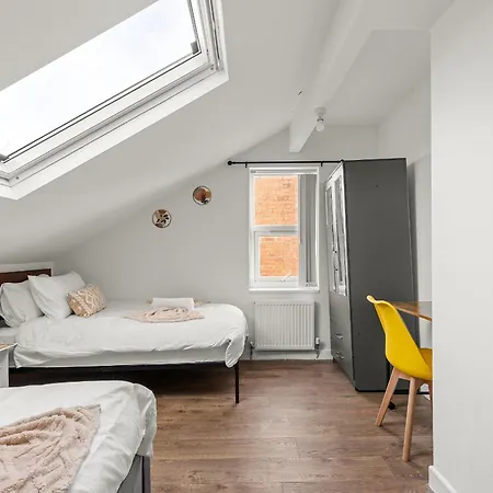 Stylish & Spacious In The Heart Of דירה לידס