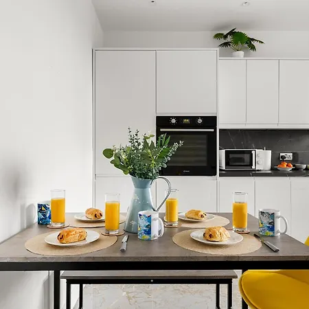 Stylish & Spacious In The Heart Of דירה *
