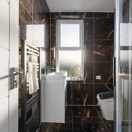 Stylish & Spacious In The Heart Of * לידס