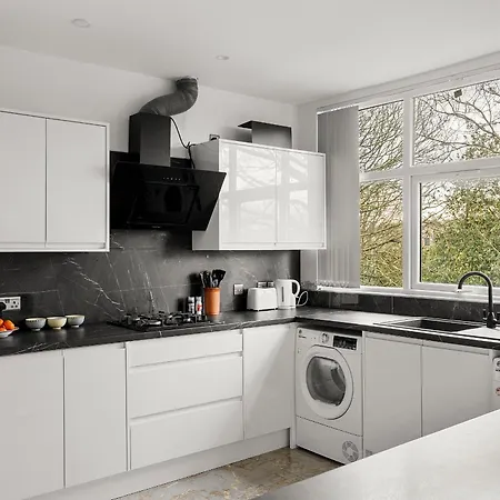 Stylish & Spacious In The Heart Of *