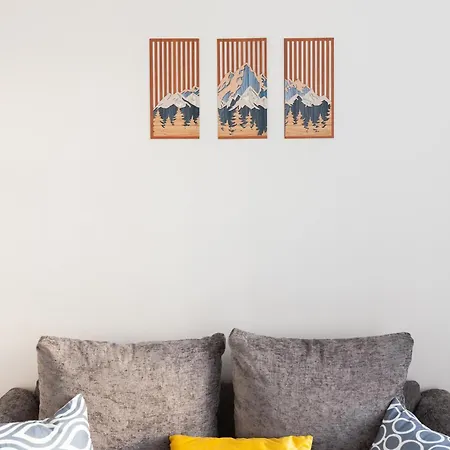 Stylish & Spacious In The Heart Of Apartment