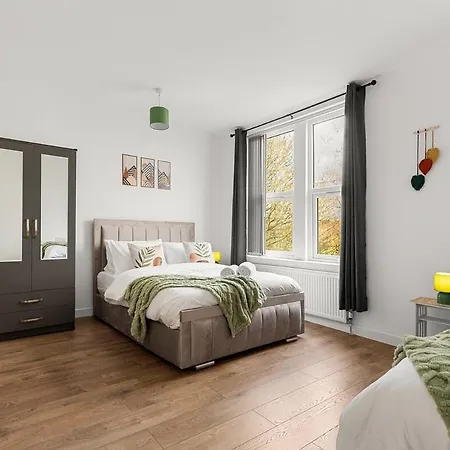 Guest house Stylish & Spacious In The Heart Of