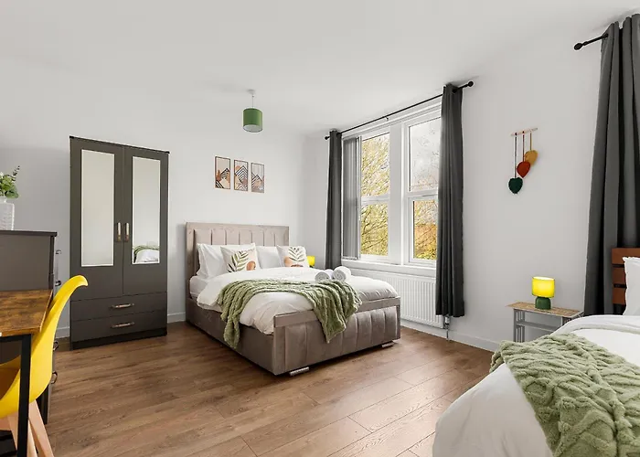 Stylish & Spacious In The Heart Of * לידס