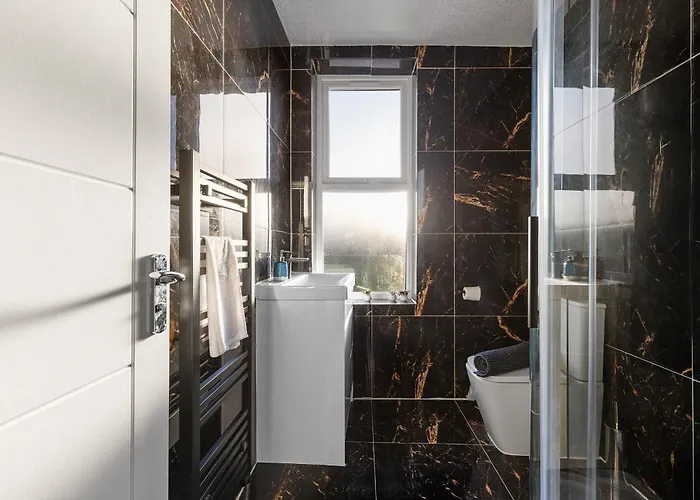 Stylish & Spacious In The Heart Of * Лідс