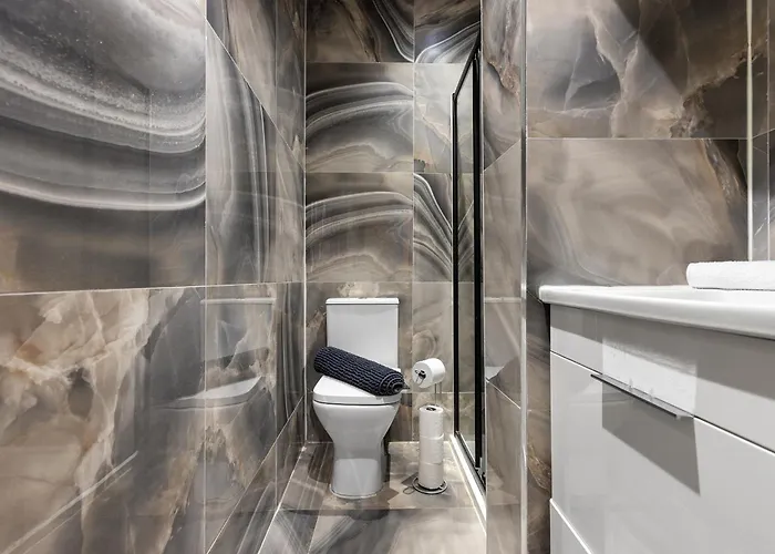 Stylish & Spacious In The Heart Of דירה *