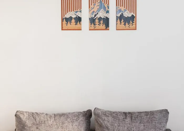 Stylish & Spacious In The Heart Of Апартаменти