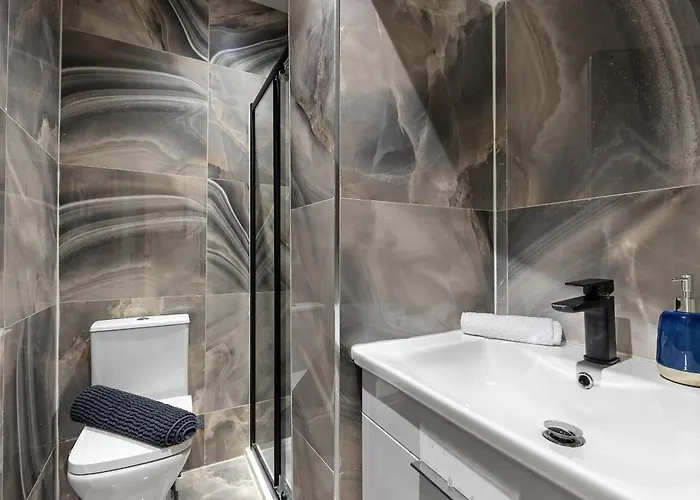 Stylish & Spacious In The Heart Of * Лідс