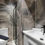 Stylish & Spacious In The Heart Of Πανσιόν Λιντς