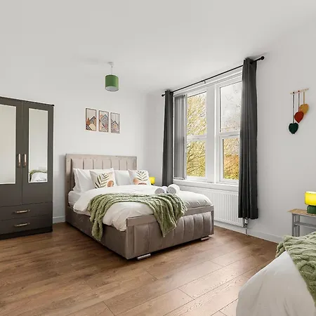 Stylish & Spacious In The Heart Of * ليدز