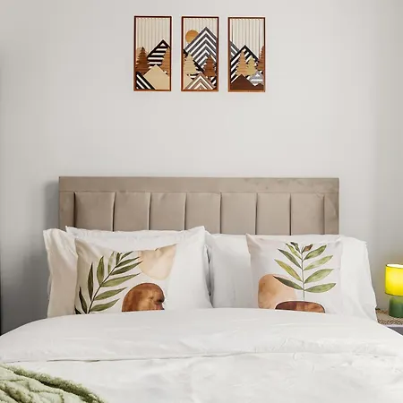 Stylish & Spacious In The Heart Of 利兹