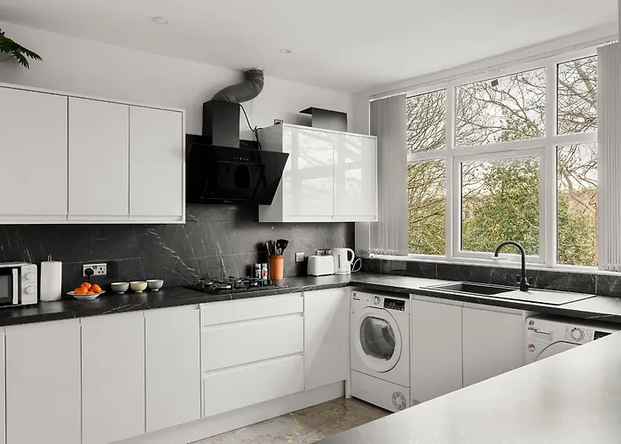 Stylish & Spacious In The Heart Of *